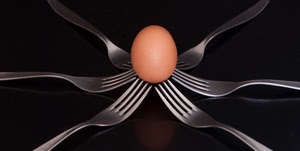 uovo, forchette, nero, rebbi, acciaio, sei, metallo, riflessi, posate, equilibrio, composizione, cibo