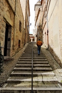 scalinata, finestre, salita, gradini, vicolo, scala, case, passante, scalini, uomo, porte, archi, lampione, paese, scorcio, palazzi, porta, persona, lampioni, corrimano, uno, salire