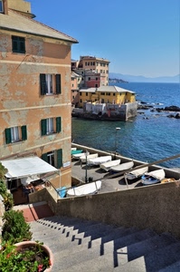 barche, finestre, mare, case, scalinata, scale, scala, scogli, gradini, borgo, cielo, vasi, azzurro, piante, lampioni, vaso, acqua, tenda, scorcio, fiori