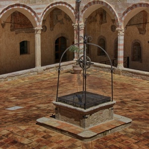 pozzo, colonne, archi, carrucola, chiostro, finestre, portico, ferro, affreschi, porta, capitelli, vaso, ruota, quadrato
