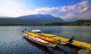 nuvole, cielo, lago, montagne, barche, acqua, giallo, azzurro, alberi, pontile, imbarcazioni, passerella, canoe, verde, anatra, piroghe, bianco, molo, case