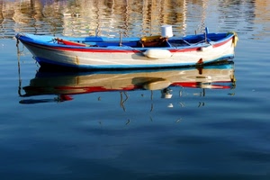 barca, bianco, acqua, riflesso, rosso, riflessi, mare, azzurro, blu, lago, colori, corda, celeste, secchio