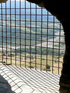 alberi, ombra, grata, verde, quadrati, paesaggio, strada, panorama, inferriata, quadretti, ferro, fiume, collina, finestra, arco, ombre, geometrie, vista, affaccio, rete, campi
