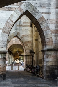 archi, biciclette, lampioni, portici, passanti, persone, lampione, colonne, scorcio, prospettiva, arco